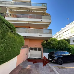 https://superbe-studio-avec-terrasse-au-cap-dantibes.fr-provencehotel.com